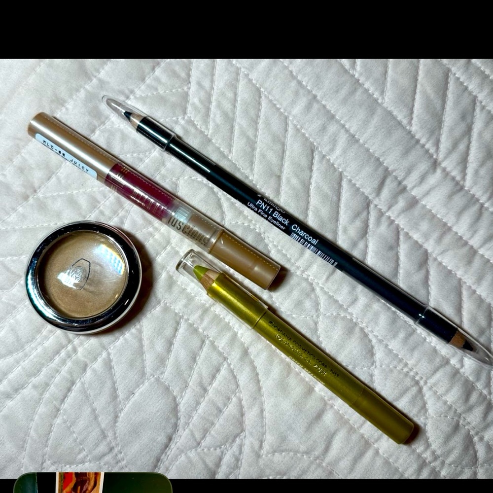 Four piece make up bundle, never used, new